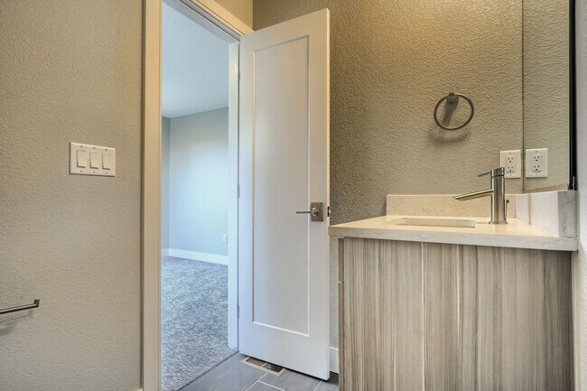 Building Photo - 3 bedroom / 3.5 bath Townhome + 2 Large Flex Spaces & Spacious Roof Top Deck!