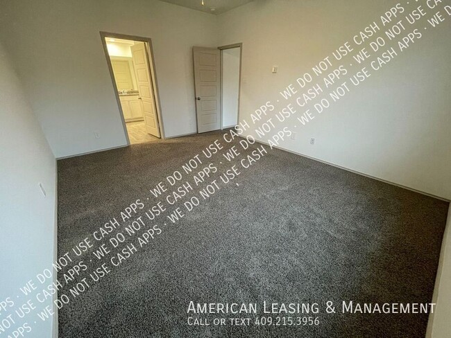 Building Photo - 1585 Holly Trails