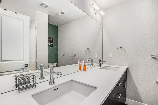 Building Photo - 1 Bed 1.5 Bath Townhome in West Highland Available!