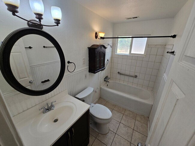 Building Photo - West-Flagstaff 4bd/2ba House Near NAU & CCC -Students & Pets OK!! Avail. July 10th!