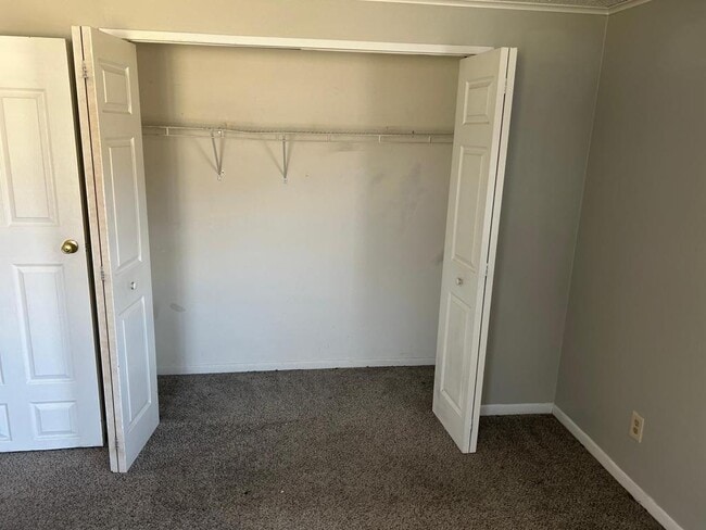 Building Photo - 1240 Briar Manor