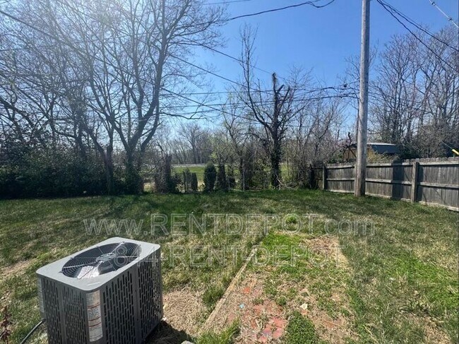 Building Photo - 1513 SE Riverside Dr