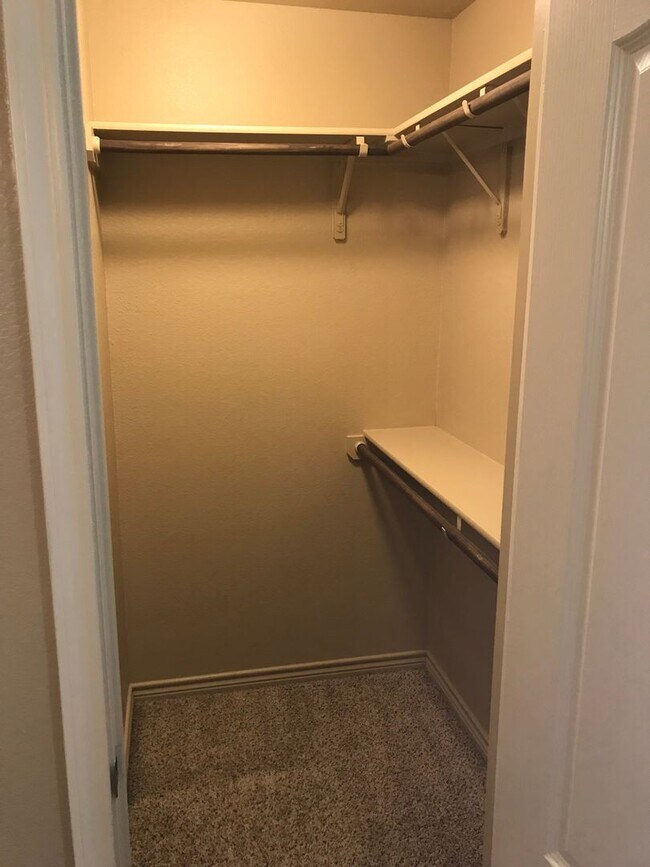 Building Photo - 3 bedroom 2 bath Duplex Text 302-231-7228 for more info