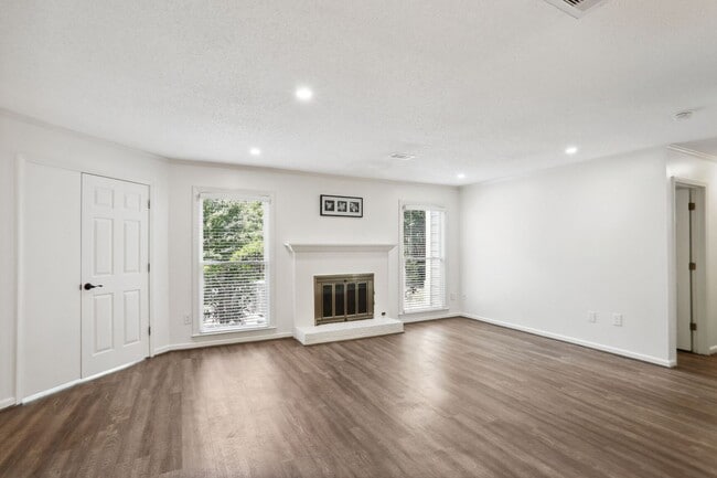 Building Photo - 2 Bedroom 2 Bathroom In A Private Community