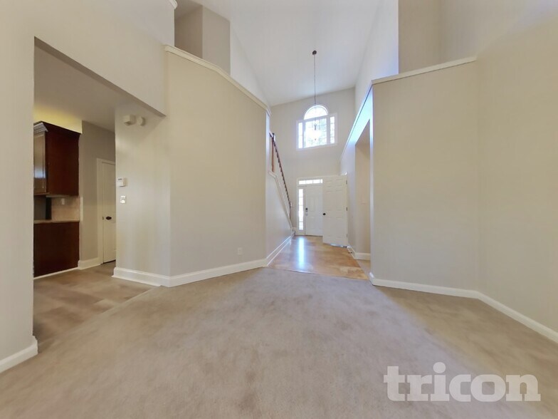 Building Photo - 1017 Chatsworth Ln