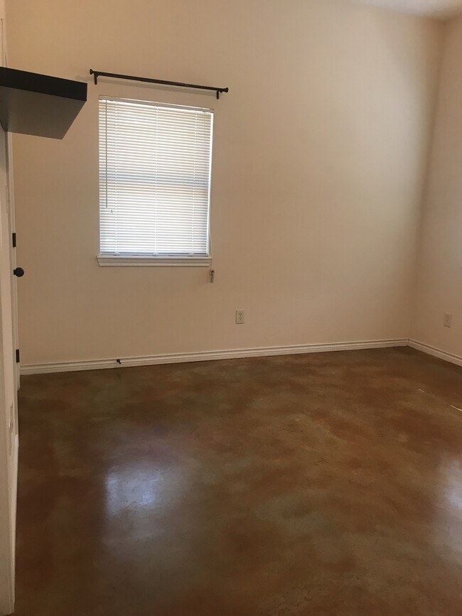 Building Photo - 3933 Riverside Pky
