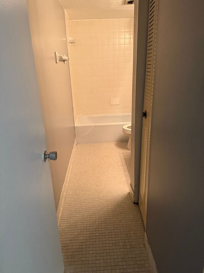 Building Photo - LEASE NOW AND ENJOY 50% OFF 2ND MONTH! 1 Bd/1 Ba near UF- Apartment for Rent