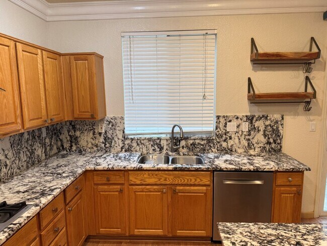 Building Photo - Modern 4 Bedroom w/ Loft Stonegate Area Vacaville *Star Rentals