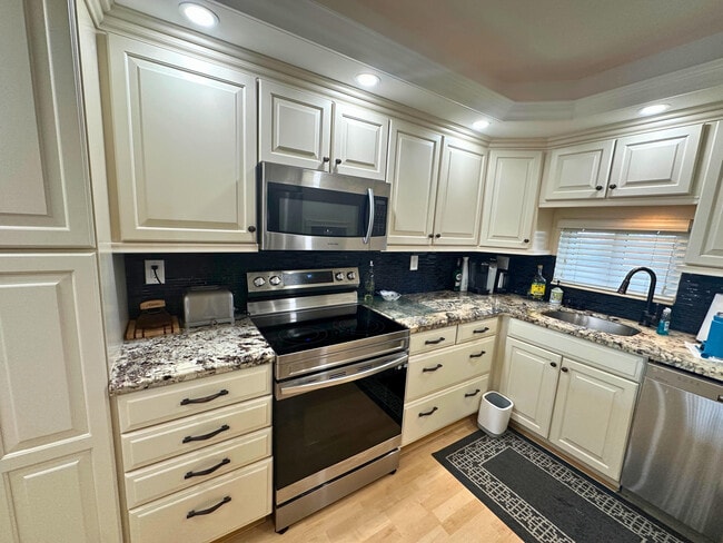 Building Photo - 8921 S Hollybrook Blvd