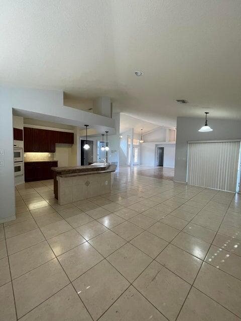 Building Photo - 2202 SW Crocus Ln