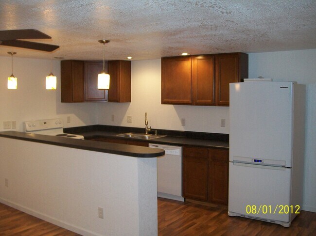 Building Photo - 805 S Osteopathy Ave