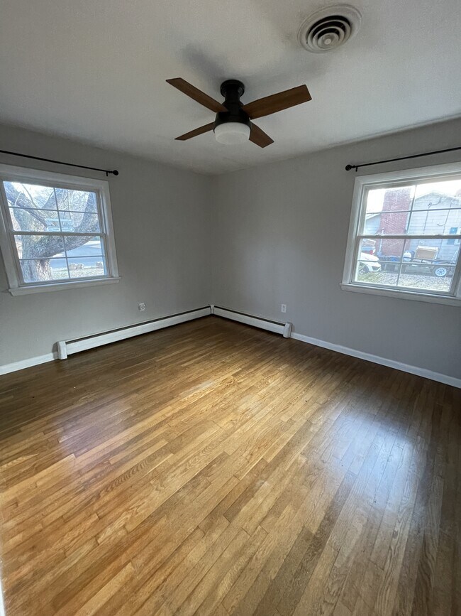 Building Photo - 1002 Sherwood Cir