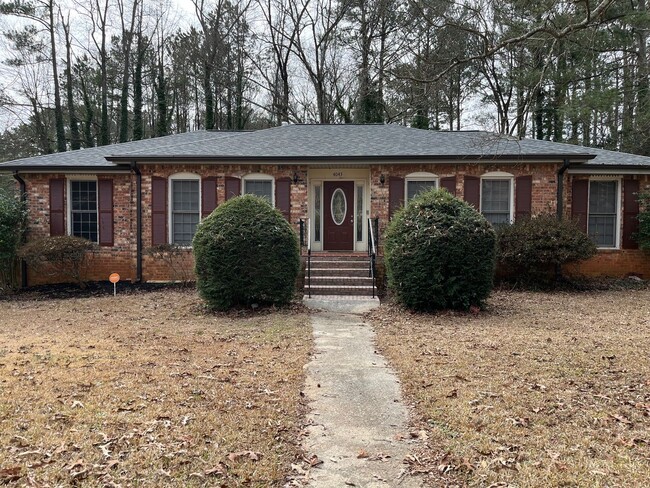 Primary Photo - Spacious 3bd/2ba Home w/ Two-Car Garage an...