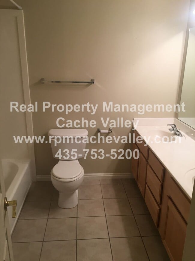 Building Photo - Pet Friendly, 2 br 1.5 bath Town home. Ava...