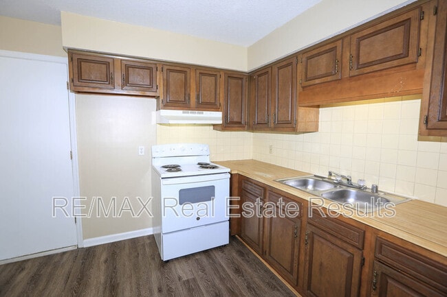 Building Photo - 815 S 28th St
