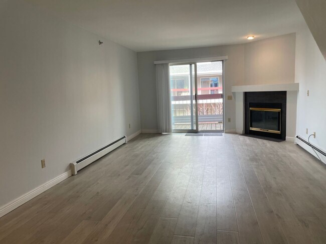 Building Photo - Luxury 2 Bedroom Condo in Centennial Lakes...