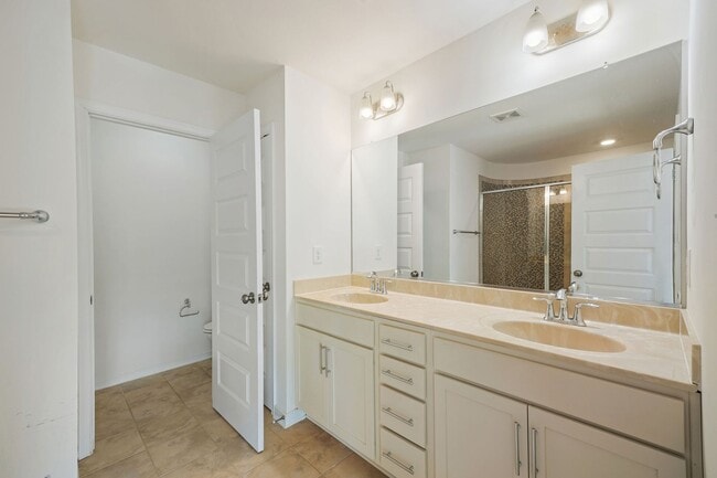 Building Photo - 3 Bedroom Corner Townhome!!! Available Early-Mid April****