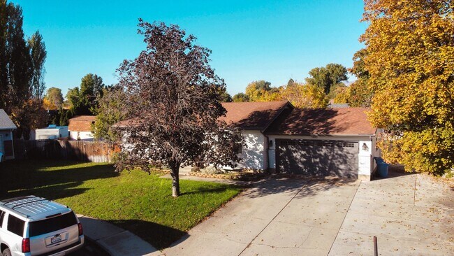 Building Photo - Gorgeous Family Home on Cul-de-Sac