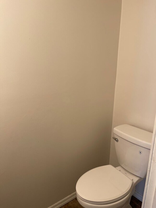 Building Photo - Spacious 3 bedroom condo