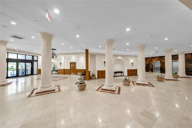 Building Photo - 3725 S Ocean Dr
