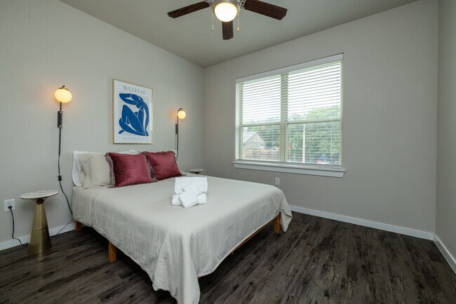 Building Photo - 2307 N Elm St