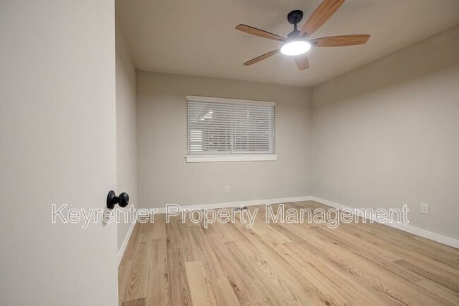 Building Photo - 314 N Lakeside Terrace