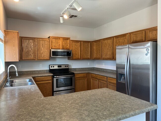 Building Photo - 4 bed, 2.5 bath, 1,741 sqft