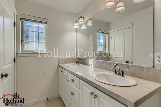 Building Photo - 838 NE Wheelock Pl