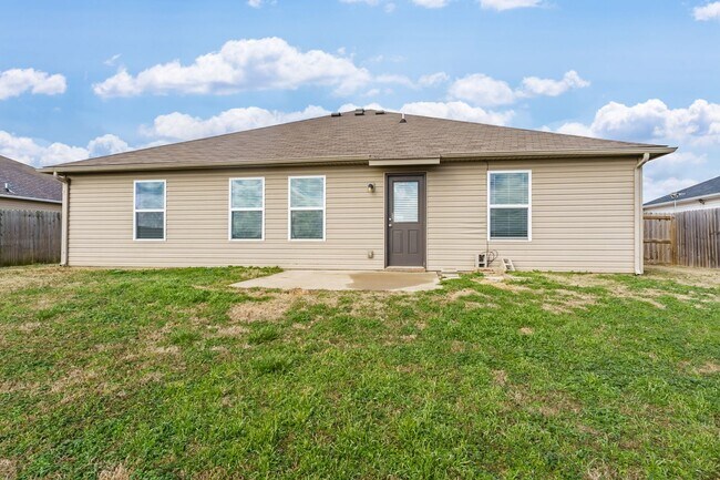 Building Photo - 848 NW Evans Cir