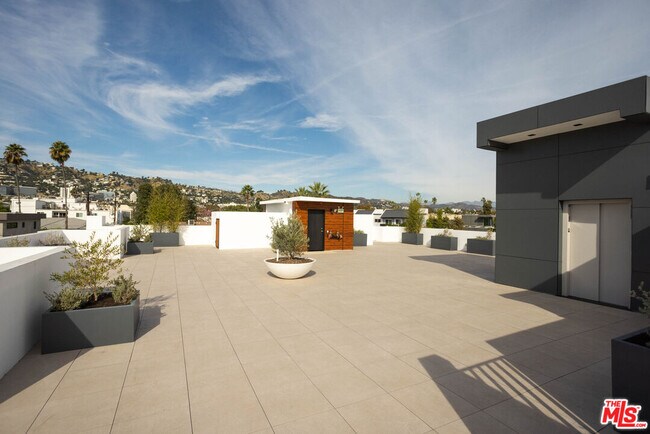 Building Photo - 547 N Sweetzer Ave