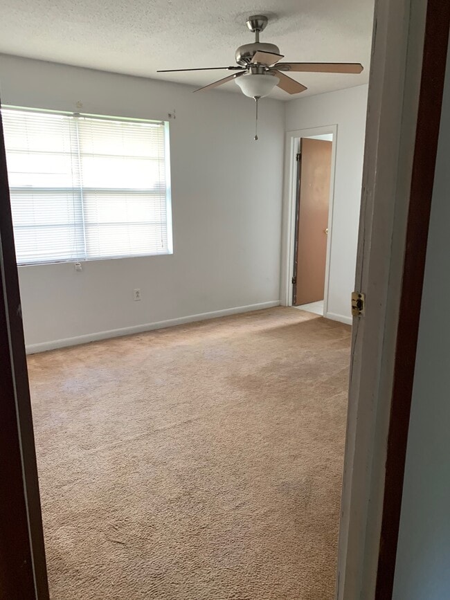 Building Photo - Your Dream Home Awaits in a Charming 3-Bedroom Oasis!