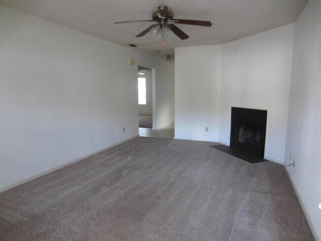 Building Photo - 2BD/2B Duplex