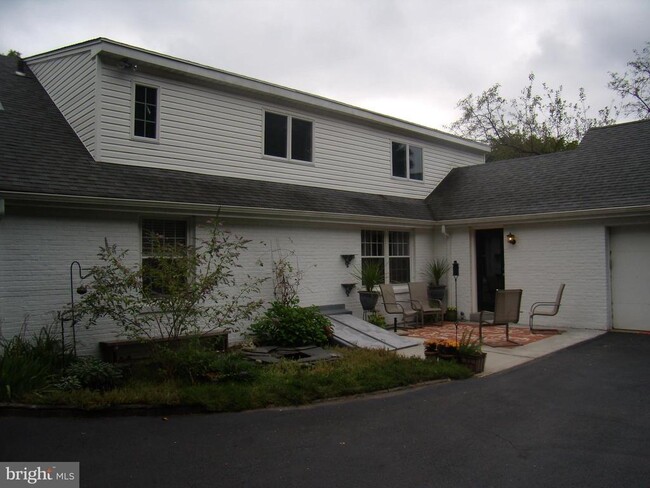 Building Photo - 305 Cornwall Rd