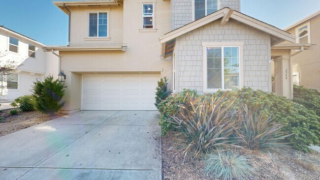 Building Photo - Bright & Beautiful 4 Bedroom 3 Full Bathroom Home!