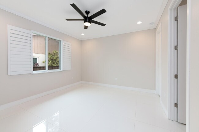 Building Photo - 314 NE Surfside Ave