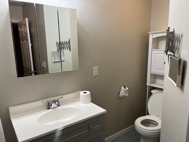 Building Photo - Spacious & Well-Maintained 2 Bedroom Home ...