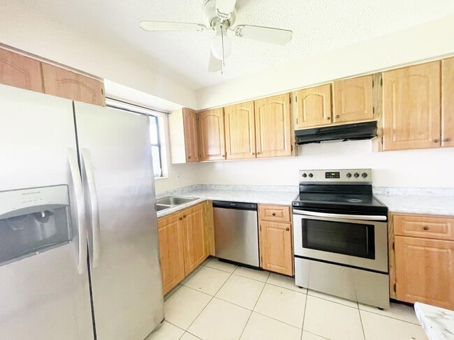 Building Photo - 2304 Seaside Dr