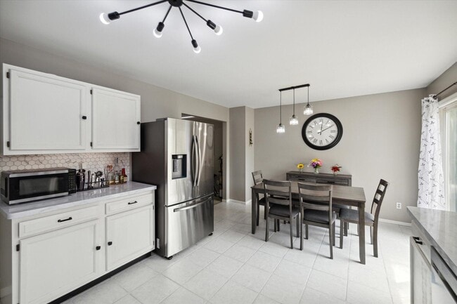 Building Photo - 578 E Mahan Ave