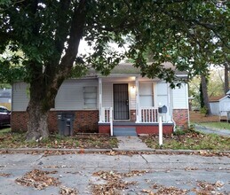 Building Photo - 3 Bedroom Home central air and heat.