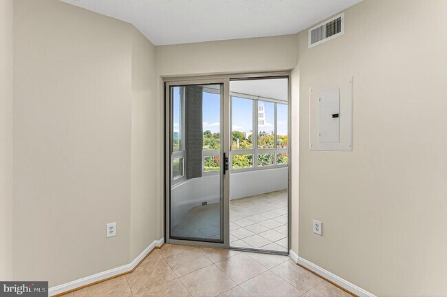 Building Photo - 2151 Jamieson Ave