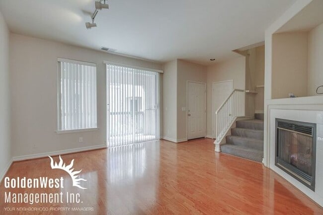 Building Photo - Immaculate 3Bdm 2.5Ba Townhouse with  2-Car Garage
