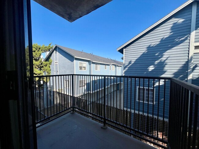 Building Photo - BELLA APARTMENTS: Beautiful 2 Bed - 2 Bath