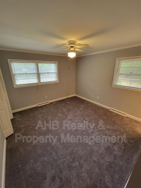 Building Photo - 801 Sycamore Rd