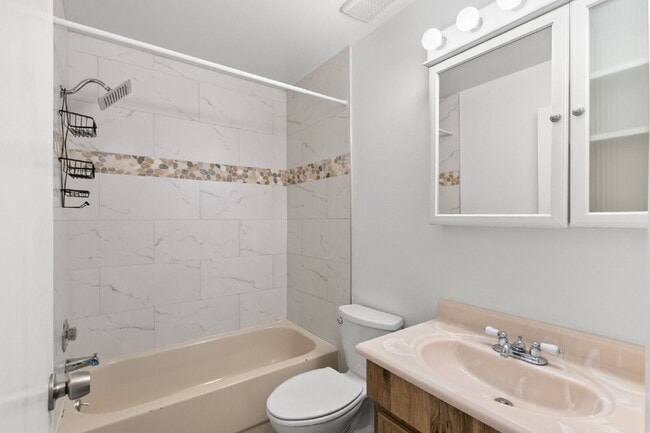 Building Photo - Condo For Rent in North Oaks!