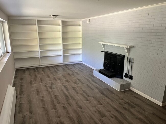 Building Photo - **Spacious 5-Bedroom Home with Modern Upda...