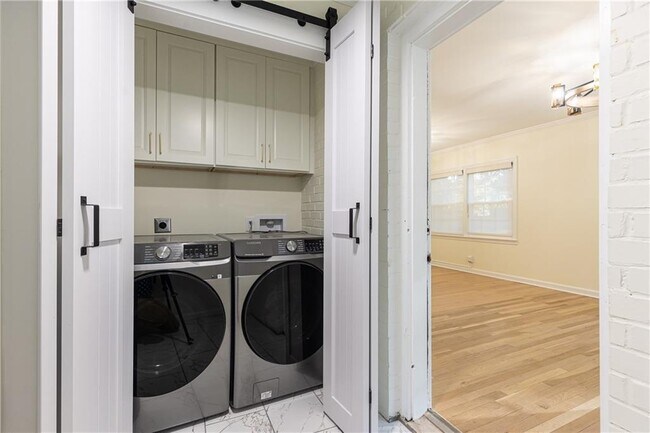 Building Photo - 200 W Paces Ferry Rd NW