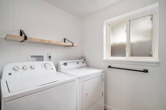 Building Photo - ? Move-in Ready & Fully Renovated! ?