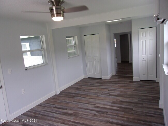 Building Photo - 1240 N Singleton Ave