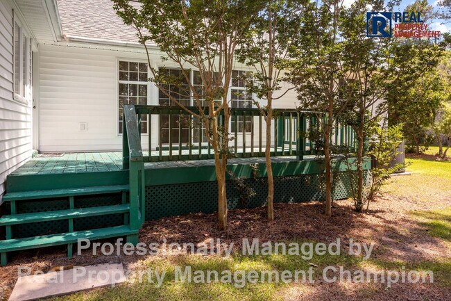 Building Photo - Vintage 3 Bedroom 2 Bathroom in the coveted Fairfield Harbour Subdivision!