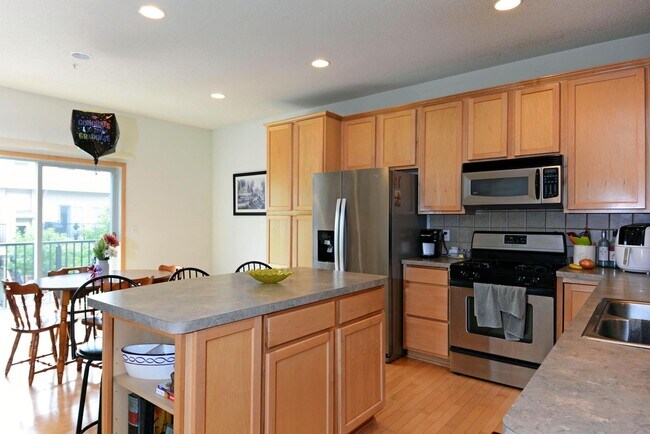 Building Photo - Spacious 4-Bed 3.5-Bath in Blaine - Available 6/10!